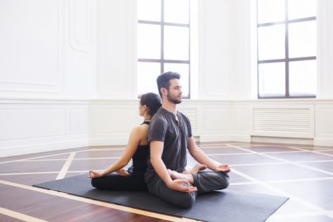 Couple Meditating Together, Yoga Couples, Couples Meditation, Couples Yoga Poses, Beginner Poses, Partner Yoga Poses, Couples Yoga, Pub Quiz, Healthy Communication