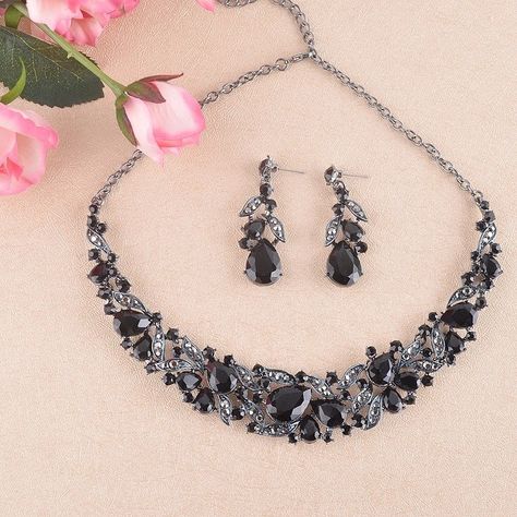 Black Indian Jewelry Set, Black Jewelry Set, Fancy Diamond Ring, Stone Necklace Set, Pretty Jewelry Necklaces, Fancy Jewellery Designs, Wedding Jewellery Collection, Party Necklace, Bridal Gold Jewellery Designs