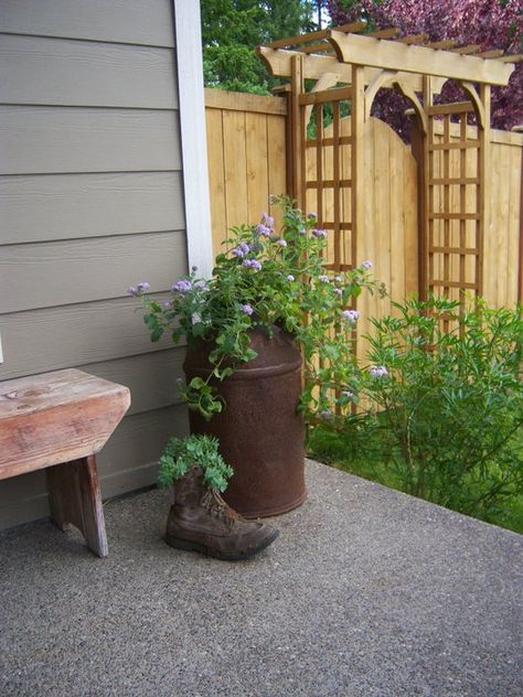 Old milk can, maybe an old watering can instead of a shoe, on the front porch Milk Can Decor, Old Milk Cans, Garden Therapy, Barn Wood Crafts, Planting Ideas, Mary Mary, Garden Junk, Cute Ideas, Flower Gardening