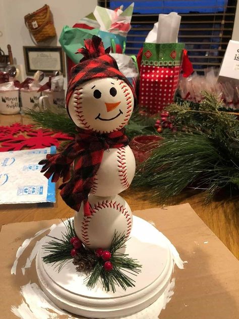 Baseball Snowman, White Christmas Tree Ideas, Snowman Christmas Decorations, Handmade Christmas Crafts, Christmas Centerpieces Diy, Pencil Christmas Tree, Diy Snowman, Christmas Decorations Diy Outdoor, Diy Christmas Decorations Easy