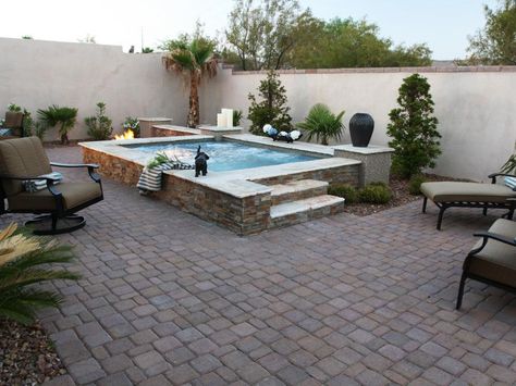 Earth tone colors and textures blend together to create this gorgeous stone hot tub and patio area. Stucco garden walls with a stone edge ensure extra privacy. Gorgeous Decks, Whirlpool Deck, Hot Tub Privacy, Stone Patio Designs, Ideas De Piscina, Sunken Hot Tub, Hot Tub Landscaping, Hot Tub Patio, Swimming Pool Decks