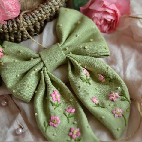 Hair Bow Pattern, Hair Accessories Diy Headband, Hair Bows Diy Ribbon, Embroidered Hair Bows, Hand Embroidered Jewelry, Girls Hair Bows Diy, Diy Hair Scrunchies, Diy Hair Accessories Ribbon, Diy Fabric Jewellery