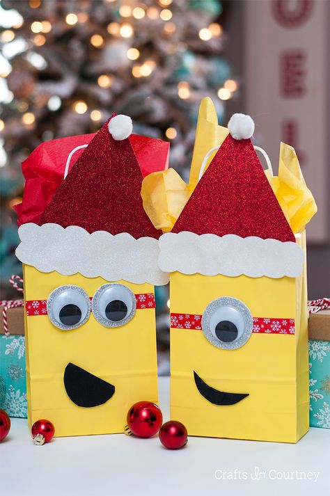 Minion Gift Wrapping Ideas, Minions Christmas Decorations, Minions Christmas, Minion Gifts, Minion Christmas, Gift Towers, Christmas Birthday Party, Christmas Hanging Decorations, Gift Wrapping Bows