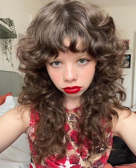 Curly Hair On Oval Face, Thick Bangs Curly Hair, Curly Hair With Straight Bangs Hairstyles, Curly Ringlet Hair, Curly Shag Medium Length, Curly Hime Haircut, Curly Fringe Haircut, Fluffy Shag Haircut, Shag On Curly Hair