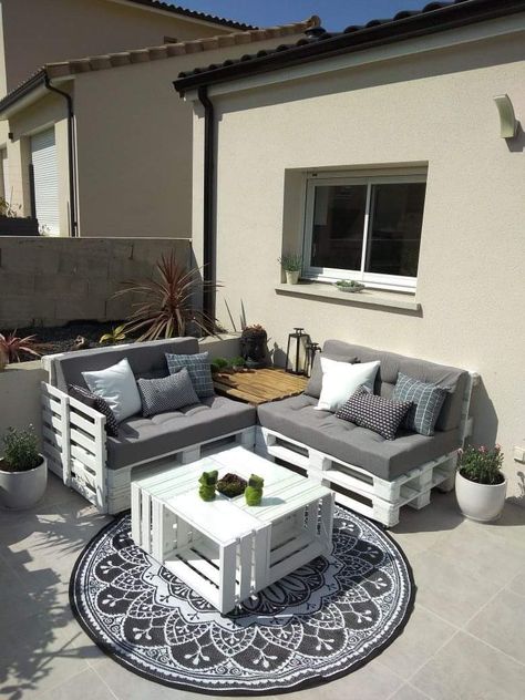 Homemade Patio Furniture, Pallet Furniture Outdoor Sofas, Balcony Pallet Furniture, Pallet Balcony Ideas, Pallet Sofa Outdoor, Pallet Couch Outdoor, Balcon Mic, Diy Pallet Sofa, Pallet Garden Furniture