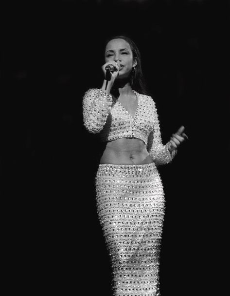 Sade Live, Rosemont Illinois, Sade Adu, Singer Fashion, Marvin Gaye, On Stage, Style Icon, Outfit Inspirationen, Style Icons