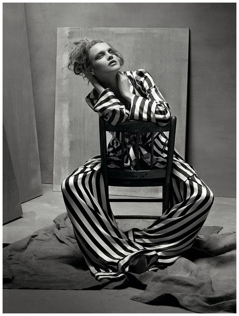 Natalia Vodianova by Steven Meisel ,Vouge 2008. Fashion Fotografie, High Fashion Poses, Editorial Vogue, Grace Coddington, Studio Photography Fashion, Vogue Editorial, Mode Editorials, Magazine Vogue, High Fashion Models