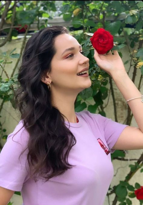 Gyulsim Ali, Gulsim Ali, Foreign Celebrities, Turkish Women Beautiful, Turkish Women, Cute Tumblr Pictures, Cute Couples Hugging, Bday Girl, Turkish Beauty