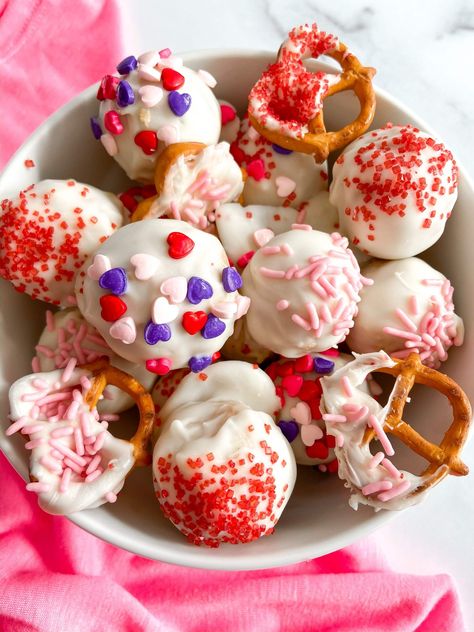 3-Ingredient Oreo Balls Oreo Balls Recipe 3 Ingredients, Christmas Oreo Balls, Easy Oreo Balls, Oreo Balls Christmas, Oreo Ball, Christmas Oreo, Oreo Balls Recipe, Cream Cheese Oreo, Easy Holiday Desserts