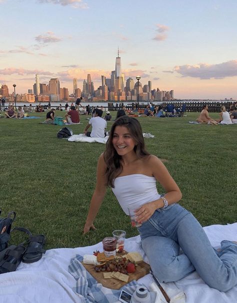 Viviane Audi, Picnic Pictures, Sunset Picnic, Nyc Photoshoot, Perfect Sunset, New York Summer, Nyc Summer, Nyc Aesthetic, Nyc Life