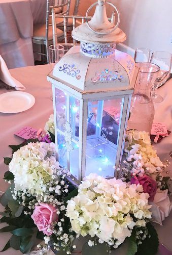 Quince Centerpiece, Quince Centerpieces, Lantern Flowers, Quince Decor, Sweet 15 Party Ideas Quinceanera, Quince Themes, Quinceanera Centerpieces, Deco Pastel, Lantern Centerpiece Wedding