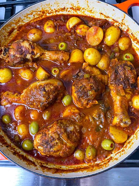 Mexican Chicken Stew Recipes, Dutch Oven Chicken Stew, Stewed Chicken Drumsticks Recipe, Mediterranean Chicken Stew, Pork Chop Stew, Chicken Tomato Stew, Spanish Chicken Stew, Spanish Pork Chops, Puerto Rican Chicken Stew