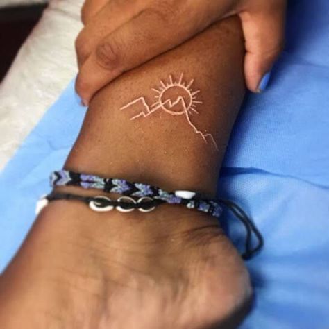 White Tatoos Ideas, Tattoo Ideas White Ink, Small White Ink Tattoo, White Ink Tattoo Ideas, White Tattoos For Women, Tattoo Branca, White Tattoo On Dark Skin, Tattoo White Ink, White Tattoo Ink