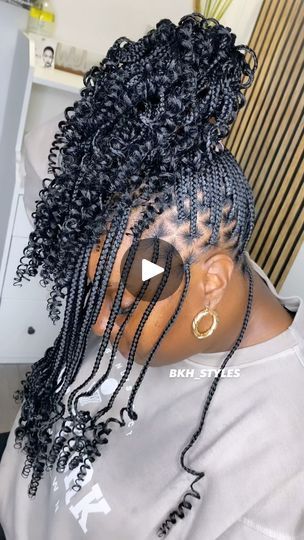 15K views · 1.3K reactions | Versatile knotless braid 🔥 𝐃𝐌 𝐓𝐎 𝐁𝐎𝐎𝐊 your appointment with @bkh_styles 🍸   𝐓𝐡𝐚𝐧𝐤 𝐲𝐨𝐮 💕  𝐁𝐑𝐀𝐈𝐃𝐒 𝐛𝐲:  @bkh_styles @bkh_styles  𝐂𝐥𝐢𝐜𝐤 👉🏾 @bkh_styles 𝐓𝐨 𝐬𝐞𝐞 𝐦𝐨𝐫𝐞 #celeb 𝐡𝐚𝐢𝐫𝐬𝐭𝐲𝐥𝐞 #knotlessbraids #bkh_styles #stitchbraid #feedins Follow @bkh_styles  #birminghambraider #protectivestyles #birminghamuk🇬🇧 #birminghamhairstylist #feedinbraids #knotlessbraidschicago #bkh_styles #stitchebraids #popularhashtags #goddessbraid #knotkessbraids #goddessknotlessbraids #refreshhair #fypinstagram  #blackisbeautiful #bohoknotlessbraids #kitagirl921 #teambraiders #fyp #boxbraidstyle #knotlessbraids #touchupbraids #touchupknotless #celebrityhairstylist #celebritycrush Deuteronomy 28:8 | 🦅 ᴍᴏɴ ꜱᴇᴄʀᴇᴛ ᴄ’ᴇꜱᴛ ᴄʜʀɪꜱᴛ 🕊️ | iamnadiabu Knotless Braids Shoulder Length, Short Knotless Box Braids With Curls, Shoulder Length Knotless Box Braids, Braids With Curly Ends Hairstyles, Curly Ends Knotless Braids, Short Knotless Box Braids, Knotless Braids With Curly Ends, Braided Bob, Braids And Twists