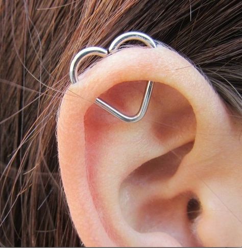 <b>If you're adventurous enough to pierce a part of your ear other than your lobes, try one of these adorable ideas.</b> Piercing Anti Tragus, Stacking Earrings, Faux Piercing, Heart Piercing, Piercing Septum, Piercing Tragus, Helix Earring, Cute Ear Piercings, Cool Piercings