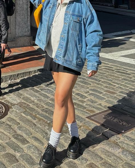 Loafers And Denim Shorts, How To Style Loafers, Bike Shorts Outfit, 2023 Outfits, Style Loafers, Biker Shorts Outfit, Jean Jacket Outfits, Denim Jacket Outfit, 2024 Style