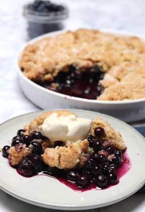 blueberry cobbler crisp Black Raspberry Cobbler, Gluten Free Blueberry Crisp, Low Carb Blueberry, Raspberry Cobbler, Easy Blueberry Cobbler, Berry Desserts, Blueberry Cobbler Recipes, Blueberry Crisp, Blueberry Desserts