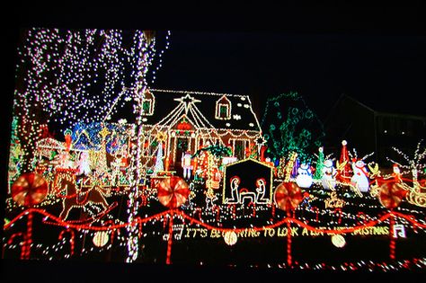 Wow!!!! Outdoor Christmas Light Displays, Exterior Christmas Lights, Farmhouse Style Exterior, Christmas Lights Outside, Christmas Light Show, Diy Christmas Lights, Christmas Light Installation, Hanging Christmas Lights, Christmas House Lights