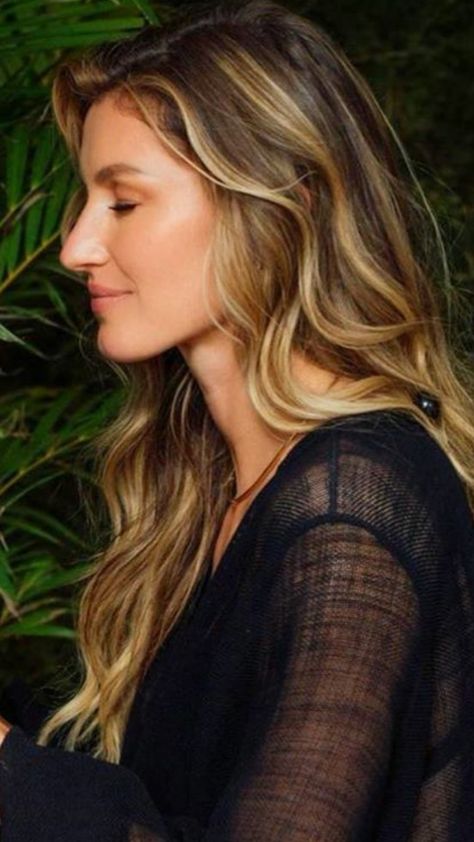 Gisele Bundchen Highlights, Gisele Bundchen Hair Balayage, Giselle Bundchen Hair Color, Gisele Hair Color, Gisele Bundchen Hair 2023, Kristen Bell Long Hair, Blake Lively Dark Blonde, Gisele Bundchen Hair Color, Golden Bayalage On Dark Hair