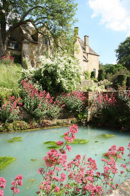 Snowshill Manor gardens Snowshill Manor, Manor Garden, Cotswolds England, English Manor Houses, English Manor, English Country House, Stately Home, Foto Art, English Countryside