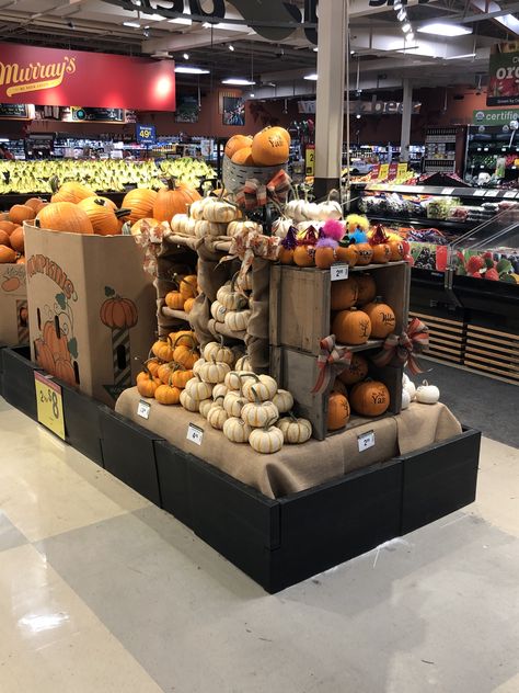 #fall #pumpkin #grocerystore #pumpkinspice Fall Retail Display Ideas, Supermarket Ideas, Fall Displays, Merchandise Display, Farmers Market Display, Produce Displays, Halloween Snack, Pumpkin Display, Fruit Shop