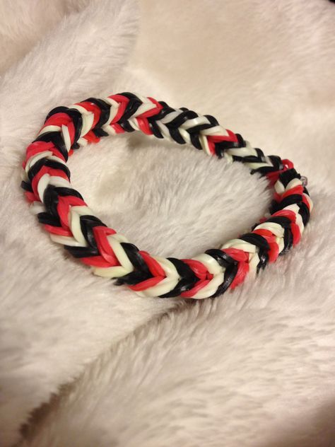 Red black and white double fish tale  rainbow loom bracelet Red Loom Bracelet, Matching Loom Band Bracelets, Waste Bracelet, Fishtail Loom Bracelet, Rainbow Loom Fishtail, Loom Bands Designs, Loom Band Patterns, Rainbow Loom Bracelets Easy, Circle Loom