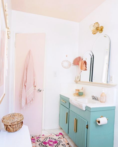 Colorful Boho Bathroom, Style Californien, Pink Ceiling, Green Vanity, Bathroom Ceiling, Apartment Renovation, Custom Mirrors, Boho Bathroom, Bathroom Refresh