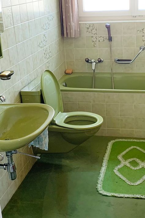 Green Bathroom Suite Retro, Avocado Bathroom Makeover, Bathroom 80s Style, Old Bathroom Decor Ideas, Avocado Bathroom Suite Makeover, 70s Interior Design Bathroom, Olive Green Tile Bathroom, 70s Green Bathroom, 80s Bathroom Aesthetic