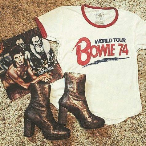 David Bowie Shirt, David Bowie Fashion, Bowie Shirt, Major Tom, Clothing Outfits, Glam Rock, Bohemian Fashion, Day For Night, 70s Fashion