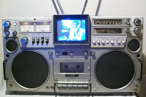 Let's listen to the radio and watch TV at the same time. Chad Muska, Graphic Equalizer, Hifi Audiophile, Tv Built In, Portable Tv, Hi Fi System, Tv Tuner, Old Radios, Tape Recorder