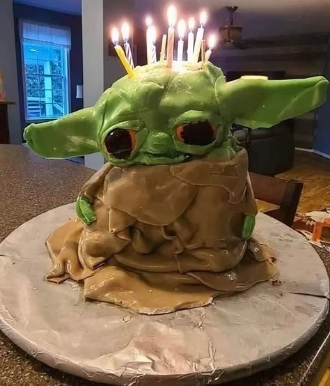 Yoda Cake, Bad Cakes, Baking Fails, Ugly Cakes, Cake Fails, Hedgehog Cake, Funny Birthday Cakes, Just Cakes, Cute Cakes