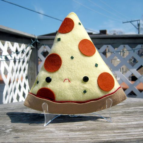 Steff Bomb Pizza My Heart 1 Pizza Pillow, A Pizza My Heart, Pizza My Heart, Food Pillows, Cute Furniture, Cute Sewing Projects, Felt Christmas Decorations, Kawaii Plushies, Cute Pillows