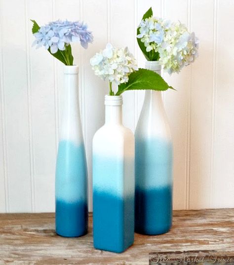 DIY - spray paint wine or other bottles white (let dry), then light blue (let dry), then darker blue White Bottle Painting, Vase Painting Ideas, Spray Painted Bottles, Bottle Decoration Ideas, Diy Vase Decor, Blue Chairs, Diy Spray Paint, Decorating Crafts, Painted Bottles