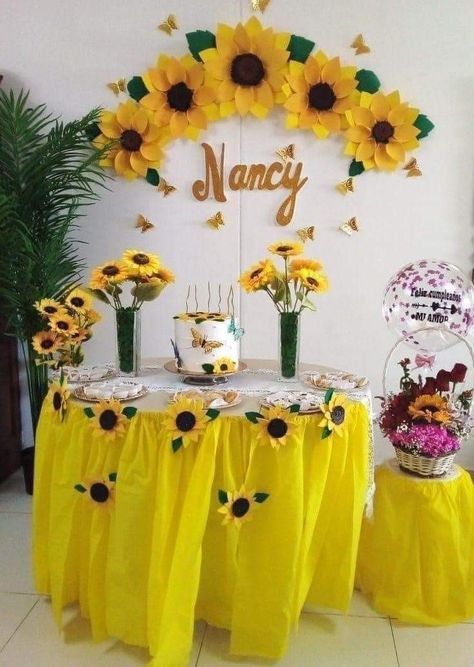 Sunflowers Party Decorations, Sunflower Birthday Party Decoration Diy, Sunflower Backdrop Ideas, Sunflower Party Theme Decoration, Sunflower Dessert Table Ideas, Sunflower Birthday Party Ideas, Sunflower Decorations Party, Sunflower Themed Birthday Party, Sunflower Birthday Party Decoration