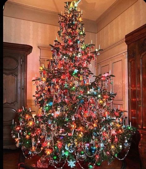 Christmas Tree Craft Ideas, Old Fashioned Christmas Tree, Tree Craft Ideas, Nostalgic Christmas Tree, Old Fashion Christmas Tree, Amazing Christmas Trees, Christmas Tree Craft, Antique Christmas Tree, Vintage Christmas Tree Decorations