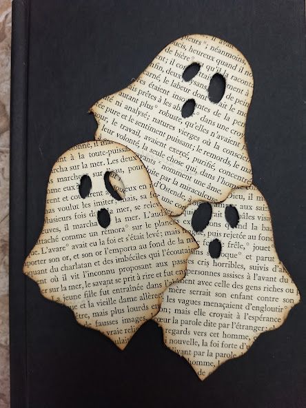 Scrapbook Techniques, Print Crafts, Halloween Decor Diy, Homemade Halloween Decorations, Halloween Crafts Decorations, Homemade Halloween, Halloween Deco, Diy Book, Halloween Projects