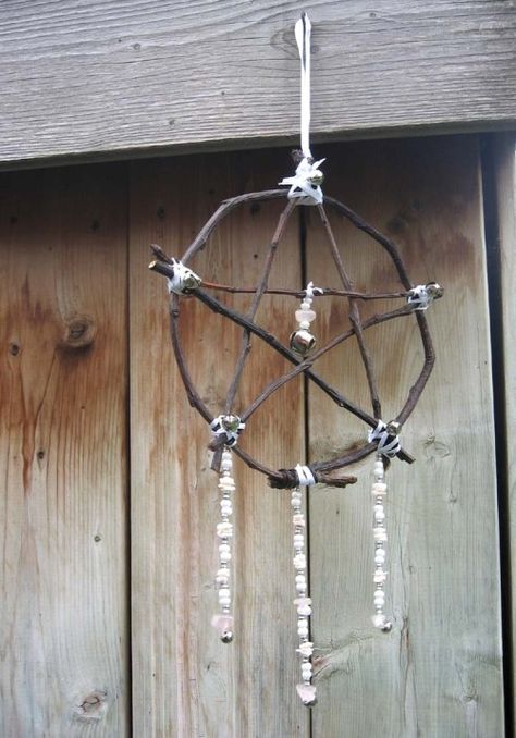 Venus pentacle with rose quartz. Moon Witchcraft, Witchcraft Decor, About Moon, Wiccan Crafts, Wiccan Decor, Pagan Crafts, Witch Diy, Deco Nature, Witchy Crafts