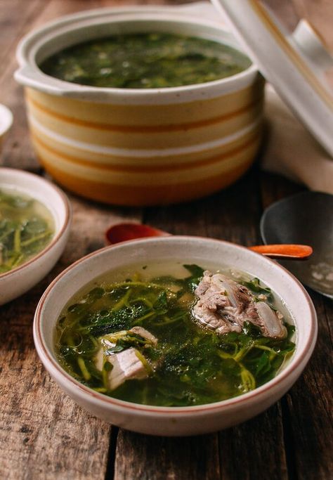 Chinese Watercress Soup with Pork Ribs (Sai Yeung Choy Tong), by thewoksoflife.com Hakka Recipe, Soup With Pork, Watercress Recipes, Watercress Soup, Healthy Chinese Recipes, Asian Soup, Chinese Soup, Watercress, Pork Ribs