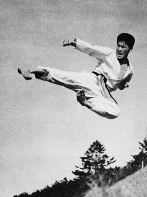 Flying Side Kick, Ninja Photo, Karate Kicks, Dynamic Photos, Bruce Lee Training, Karate Styles, Martial Arts Photography, Kenpo Karate, Kids Karate