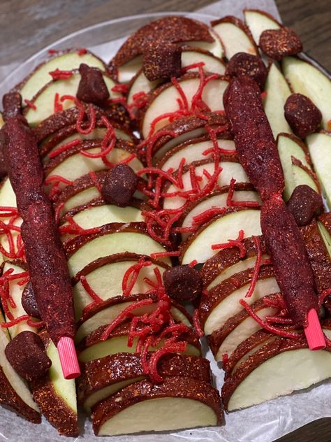 Tajin Apples, Mexican Candy Apples, Chamoy Apples, Fruit Gushers, Tajin Recipes, Mexican Treats, Candy Apple Recipe, Gourmet Apples, Mexican Candy