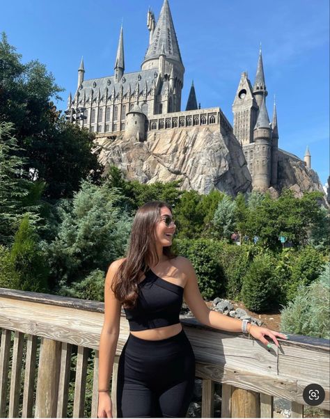 Outfits To Go To Universal Studios, Outfits For Universal Studios Summer, Outfits To Universal Studios, Universal Studios Poses, Trendy Disneyland Outfits, Orlando Picture Ideas, Theme Park Pose Ideas, Universal Studios Orlando Outfits, Imagica Theme Park Outfits