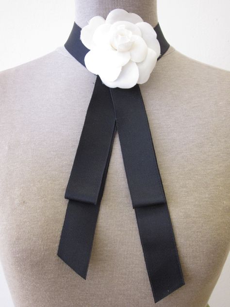 Chanel - Flower lavallière bow tie Peru Fashion, Chanel Bow, Tshirt Images, Model Party, Tie Brooch, Fancy Collar, Chanel Flower, Bow Choker, Zipper Crafts