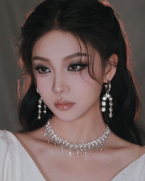 Asian Stage Makeup, Grad Makeup Asian, 3ce Makeup Look, Make Up Looks Douyin, Royal Makeup Looks Princess, Prom Korean Makeup, Dark Asian Makeup Looks, Japanese Wedding Makeup, Debut Make Up Look