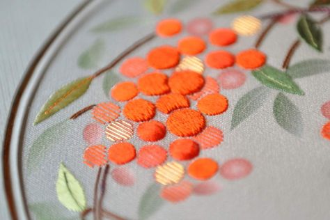 Connaissez-vous la broderie japonaise? Embroidery Kimono, Atlanta Usa, Ribbon Embroidery Tutorial, Tambour Embroidery, Sashiko Embroidery, Wool Embroidery, Fabric Kit, Elegant Embroidery, Embroidery Scissors