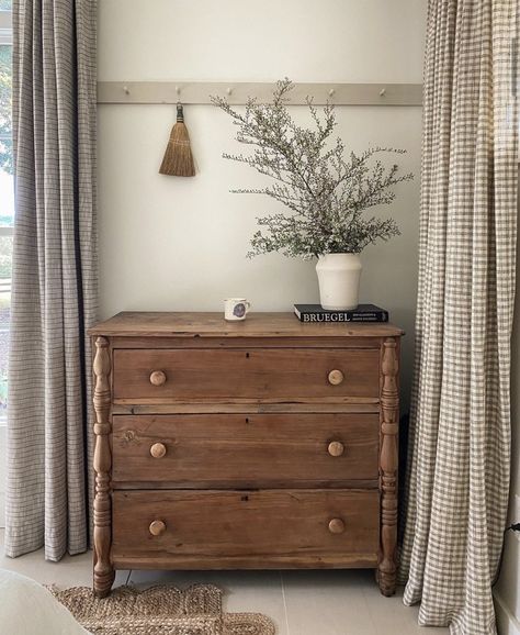 Vintage Rooms, Bedroom 2024, Countryside Cottage, Natural Wood Furniture, Pine Furniture, Manifestation Board, Prairie Style, Vintage Room, Interior Furniture