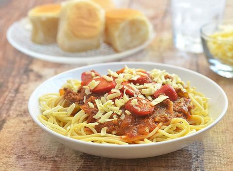 Filipino-style spaghetti is the Pinoy's interesting take on this Italian classic. With banana ketchup and hot dogs, and topped with cheese, it's not your ordinary bolognese! Spaghetti Filipino Style, Filipino Pasta, Spaghetti Filipino, Filipino Style Spaghetti, Filipino Spaghetti, Hot Banana, Hot Banana Peppers, Kawaling Pinoy, Pinoy Recipes