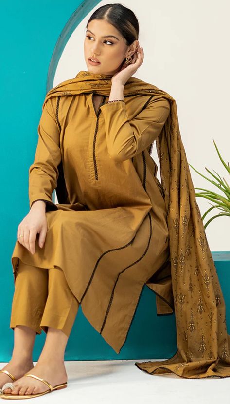 Suits Design With Lace, Plain Suits Design, Plain Suits Design With Lace, Anarkali Kurti Design, Dress For Eid, Plain Suits, Fashionable Activewear, Simple Kurta, Pretty Dresses Casual