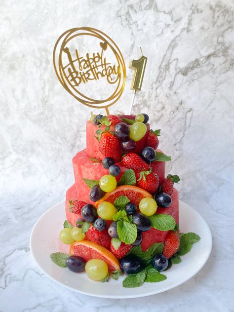 Tiered Fruit Cake, Cakes Made Of Fruit, Watermelon Cake Ideas, Cake Buah, Watermelon Fruit Cake, Watermelon Cakes, Watermelon Cake Birthday, Fruit Birthday Cake, Fruit Cake Design