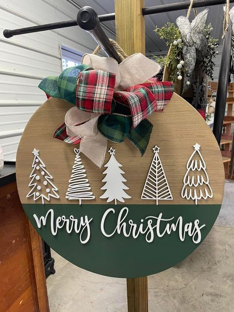 Christmas Wooden Door Hangers, Diy Tray Decor, Antique Christmas Cards, Church Christmas Decorations, Christmas Signs Diy, Christmas Bows Diy, Winter Door Decorations, Cricut Christmas Ideas, Idee Cricut