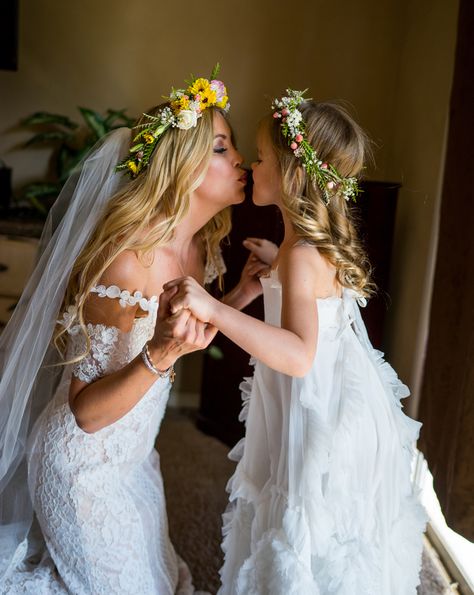 Mother Daughter Wedding, Wedding Photo List, Peach Wedding Flowers, Wedding Portrait Poses, Mother Daughter Photography, Wedding Picture Poses, Purple Wedding Flowers, Wedding Pic, Wedding Photos Poses